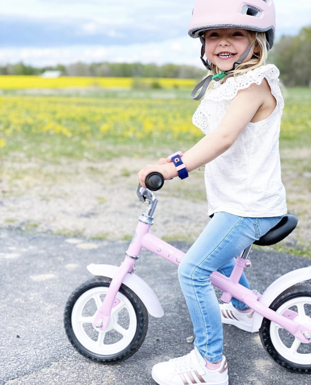 Barn og teknologi: Jente på sykkel med XPLORA klokke.