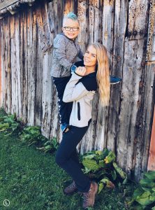 mor og sønn med en blå xplora mobilklokke