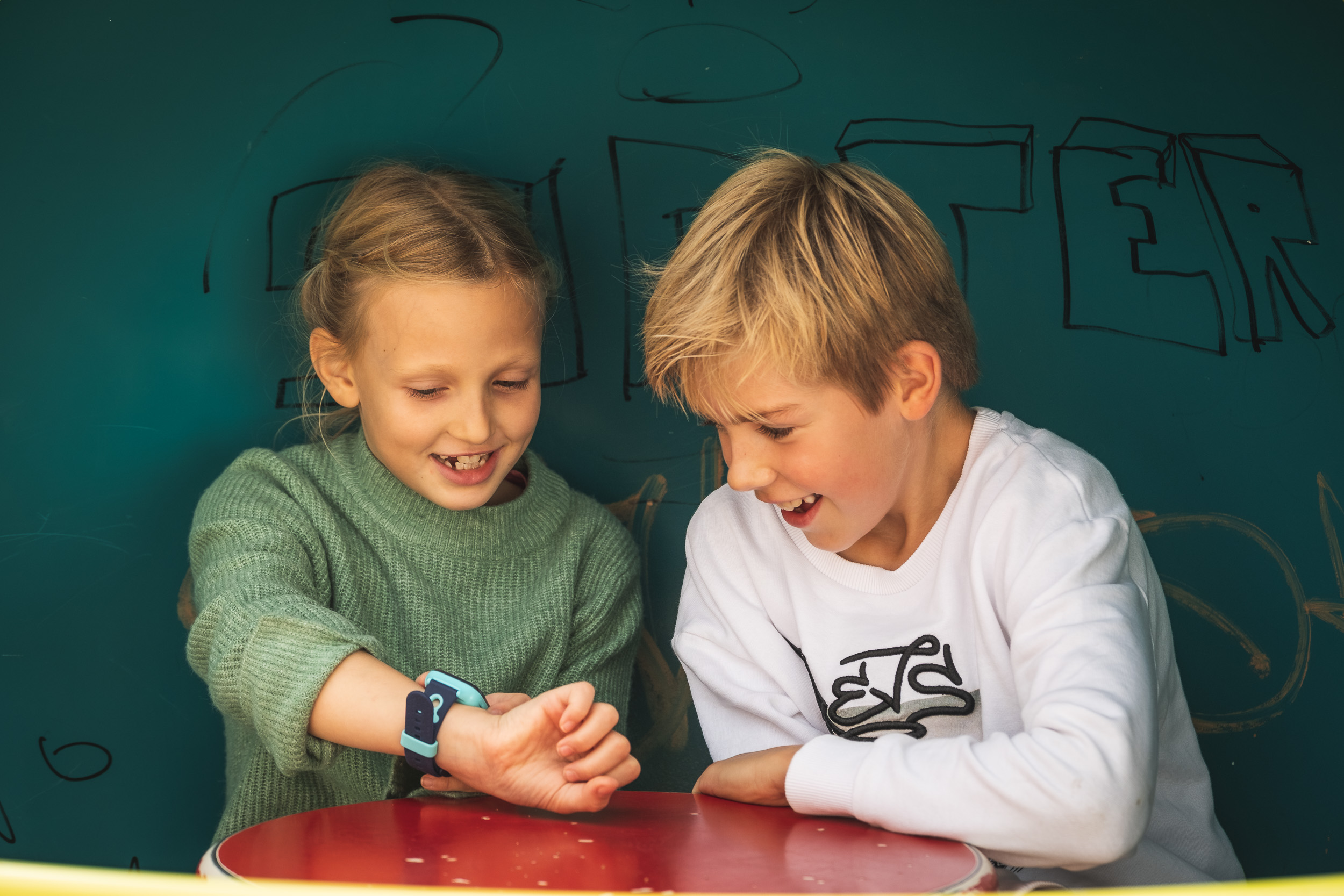 To barn som ser på en XPLORA smartklokke