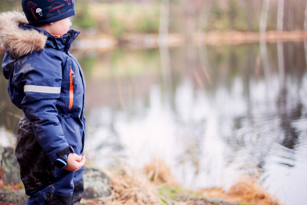 Barn som leker ute ved et vann